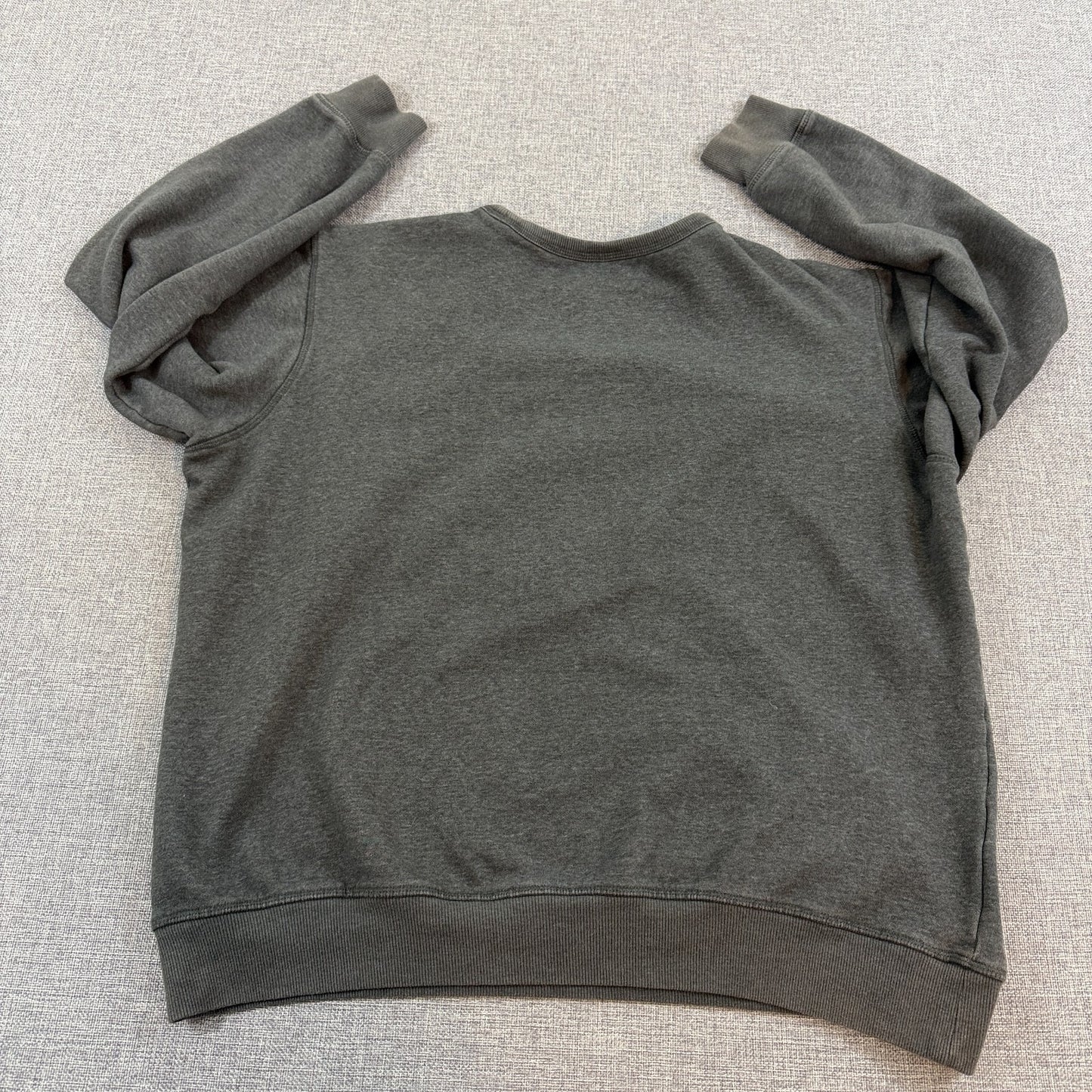 Columbia Gray Crewneck Graphic Sweatshirt Size L Stacked Patch Style Logo