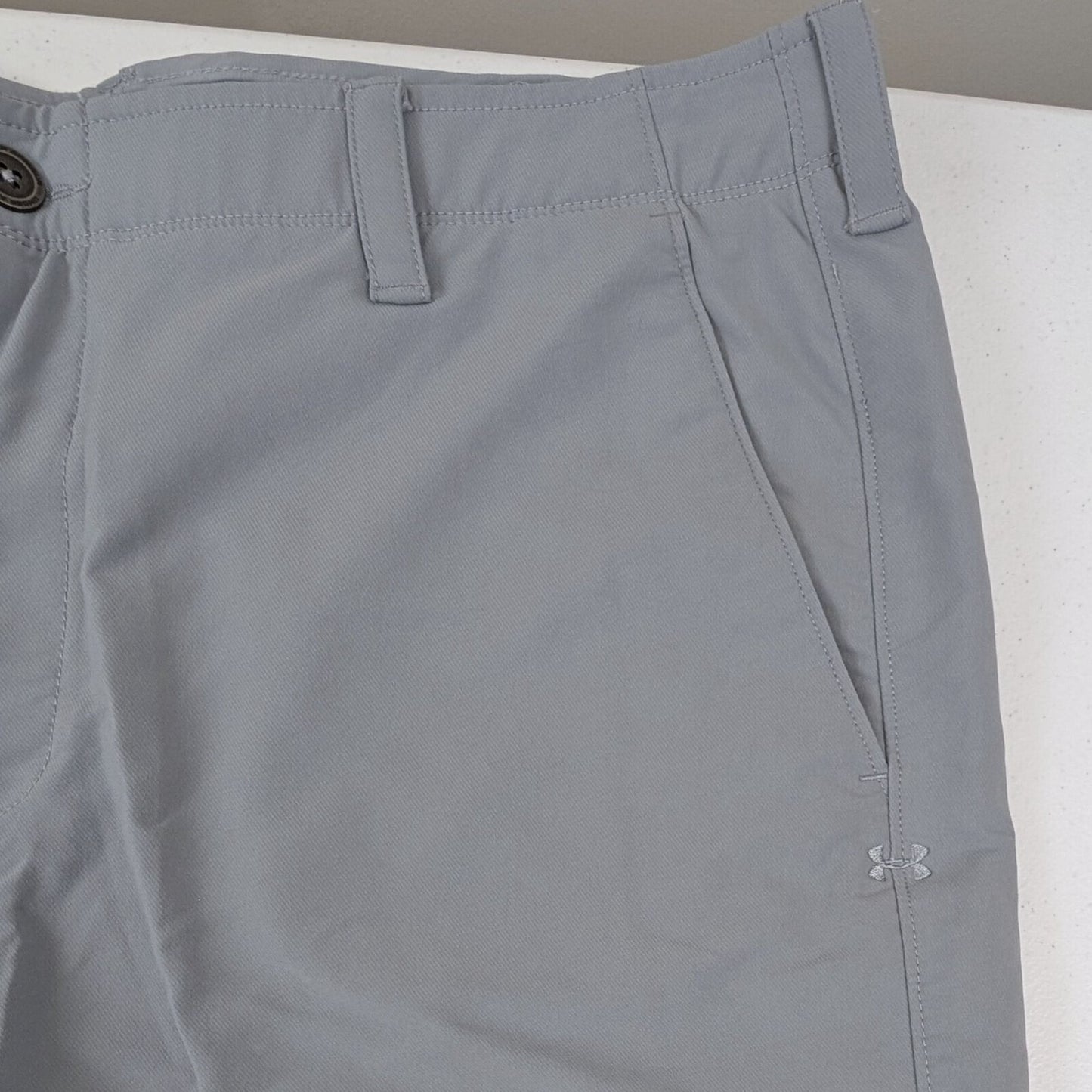 Under Armour Golf Shorts Gray Size 40 HeatGear Lightweight Stretch Nylon Blend