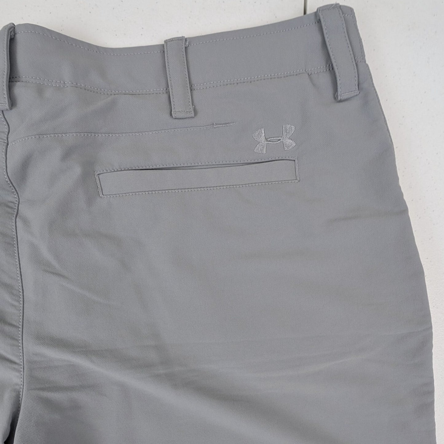 Under Armour Golf Shorts Gray Size 40 HeatGear Lightweight Stretch Nylon Blend