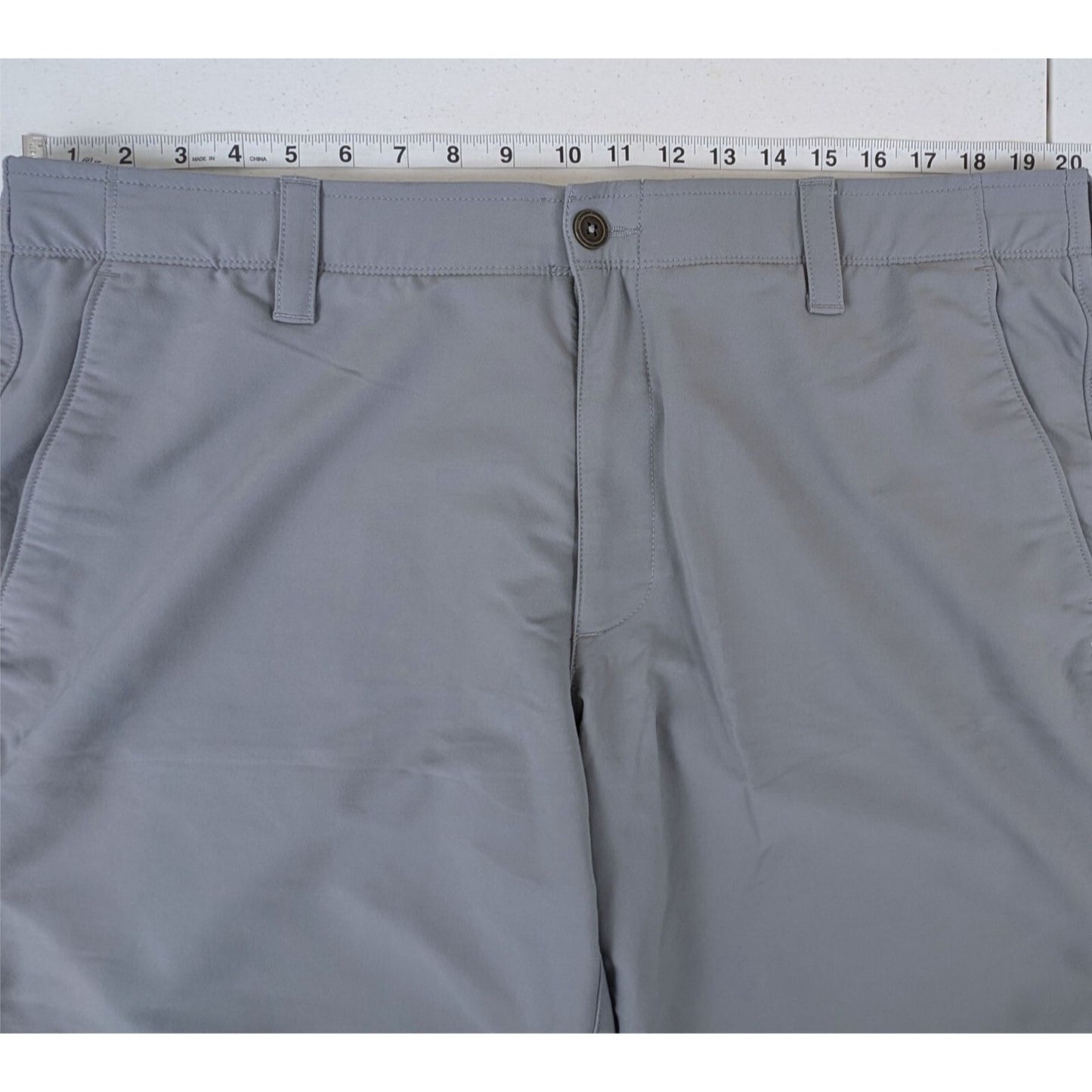 Under Armour Golf Shorts Gray Size 40 HeatGear Lightweight Stretch Nylon Blend