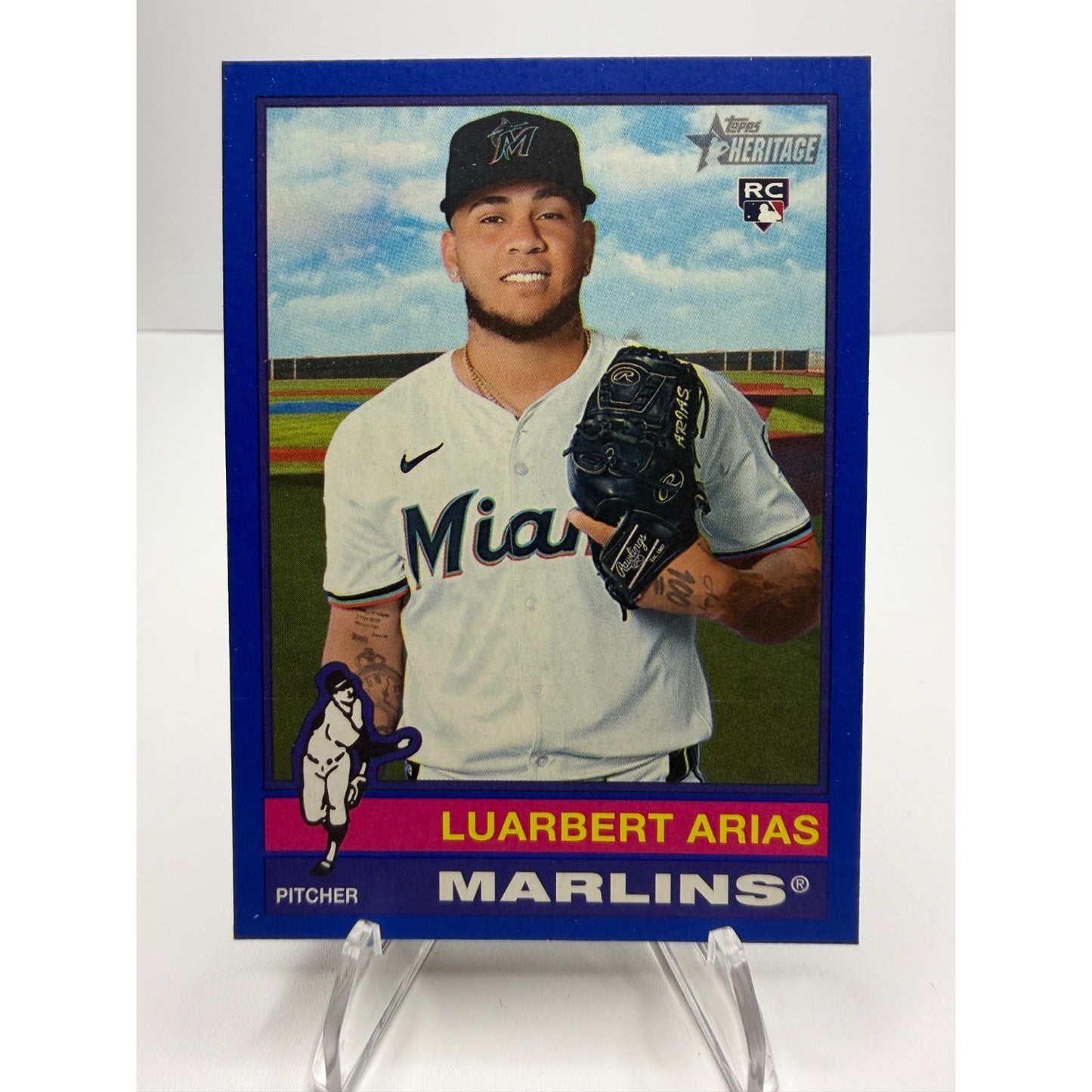 2025 Topps Heritage - Luarbert Arias (RC) Blue Border #672