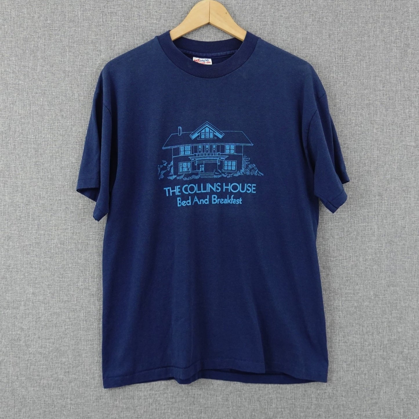 Vintage Hanes 90s Collins House Bed & Breakfast Graphic Tee - Size M
